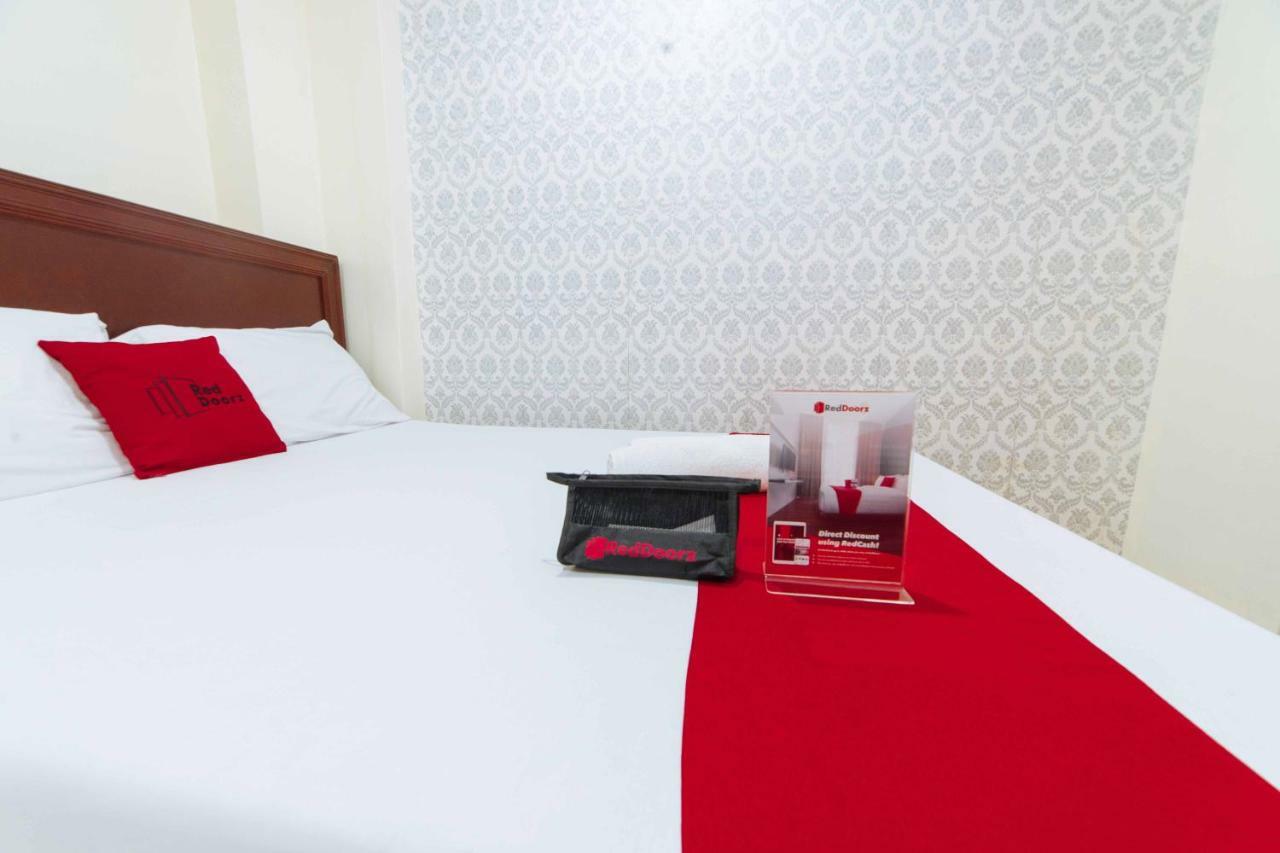 Reddoorz @ Davao Hub General Luna Esterno foto